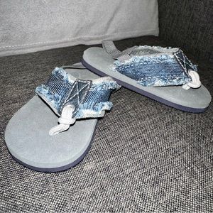 NEW WITHOUT TAG Trimfoot Co. Toddler denim flip flops/ sandals, size 4